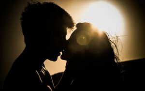 couple silhouettes kissing at sunset learning how to be in love with your partner
