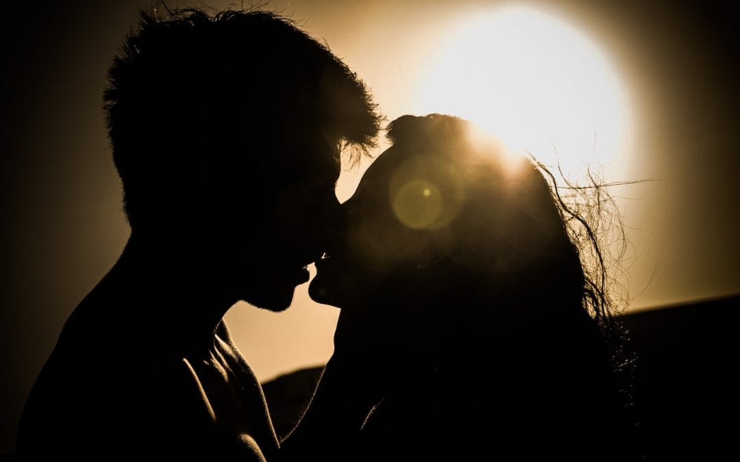 couple silhouettes kissing at sunset learning how to be in love with your partner